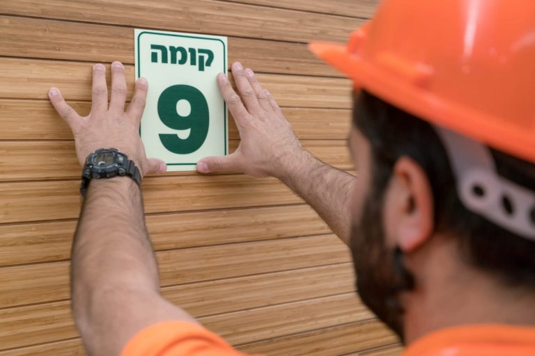 Read more about the article שילוט פולט אור