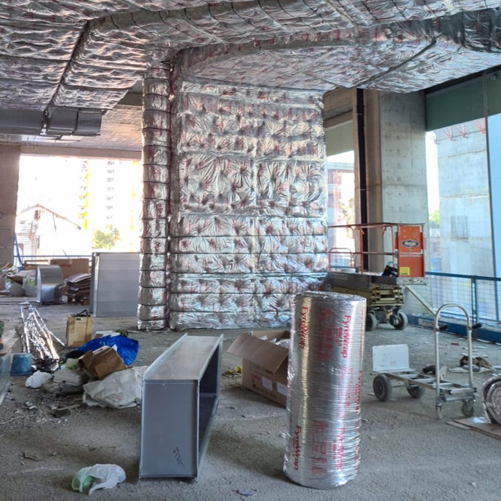 קומה בבניין בשלב בניה עם תעלות מכוסות במיגון אש של חברת פילו אש בפרויקט של חברת החשמל