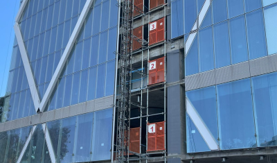 בניין בשלבי בניה בפרויקט מיגון אש בתעלות לנדמארק בתל אביב