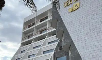 בניין עם כיתוב מוזהב Sea Side - פרויקט מיגון אש לתעלות של חברת החשמל.