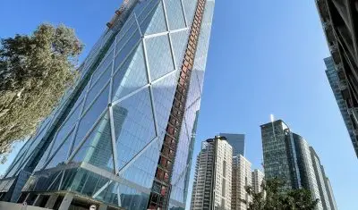 בנין גבוה עם עגורנים מחוברים אליו, שבו פילו אש ביצעה מיגון אש לתעלות. פרויקט של חברת החשמל.